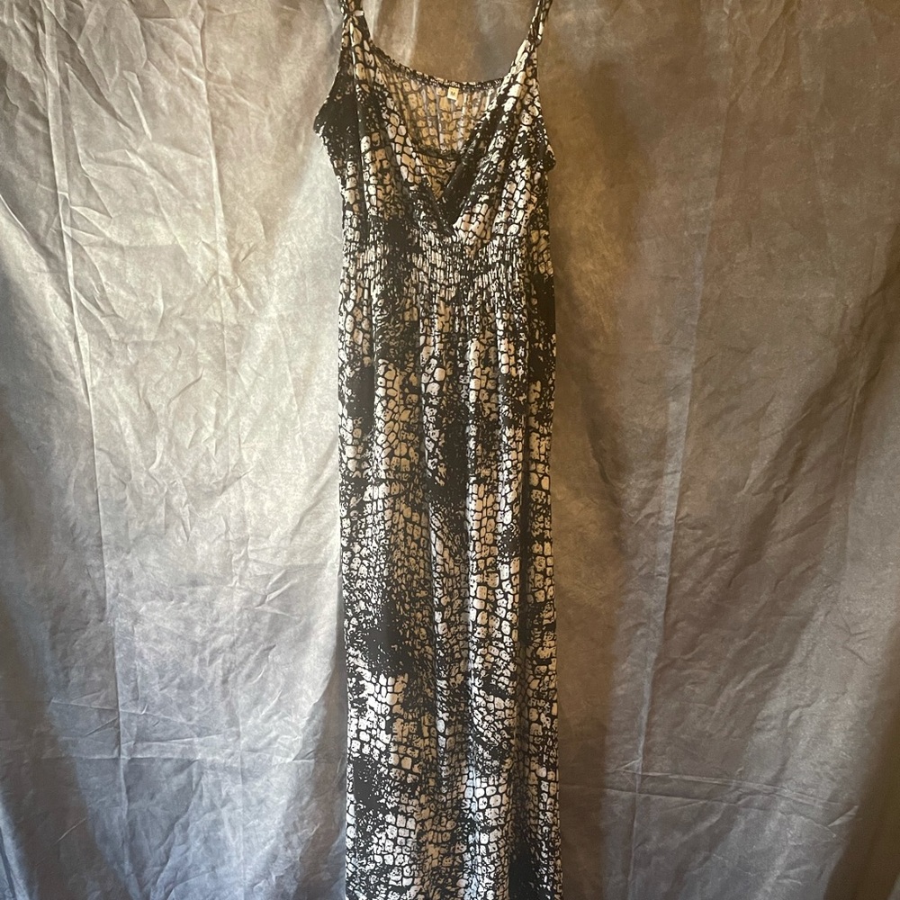 A slightly wear long V-cut ,Tee strip Black&white printed Dress.